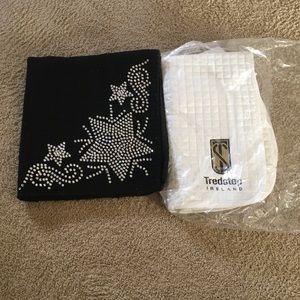 Equestrian black show pad and white pad set.